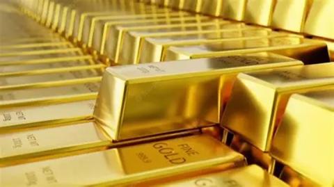 الذهب يتراجع عالمياً وأسعاره في موريتانيا تنخفض