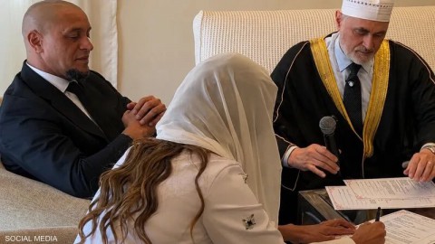 هل اعتنق روبرتو كارلوس الإسلام؟.. زوجته المغربية تكشف القصة كاملة