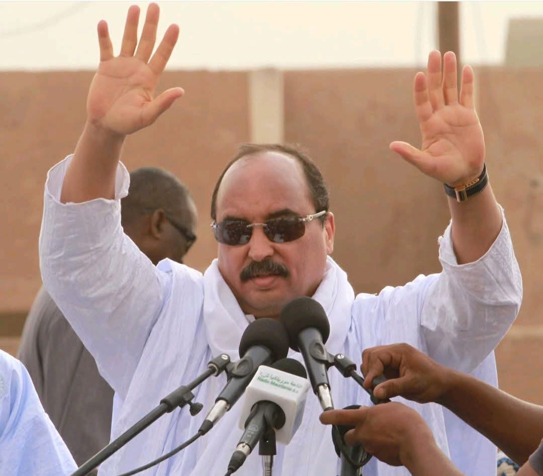 نقل الرئيس السابق محمد ولد عبد العزيز إلى مصحة خاصة في نواكشوط لإجراء فحوصات طبية